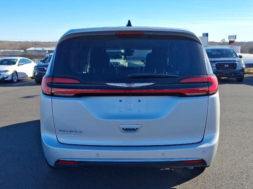 2024 Chrysler Pacifica Touring-L