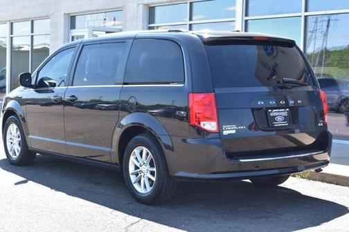 Brilliant Black Crystal Pearlcoat 2019 Dodge Grand Caravan SXT