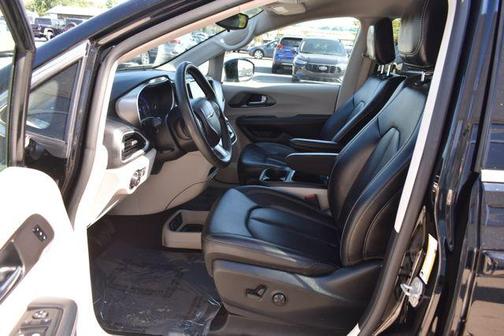Diamond Black 2024 Chrysler Pacifica Touring-L