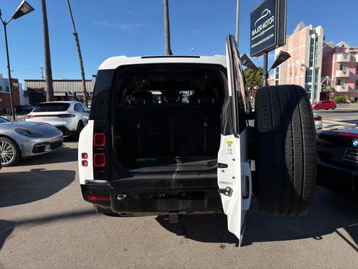 2024 Land Rover Defender 130 P400 X-Dynamic SE