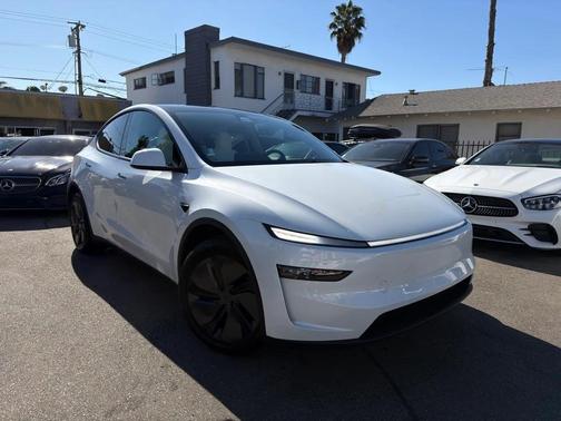 2026 Tesla Model Y Standard Rear-Wheel Drive