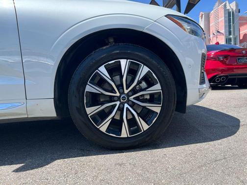 Crystal White Metallic 2023 Volvo XC60 B5 Plus Bright Theme