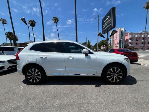 Crystal White Metallic 2023 Volvo XC60 B5 Plus Bright Theme