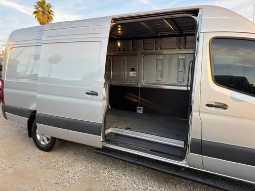 2024 Mercedes-Benz eSprinter 2500 Cargo 170 WB