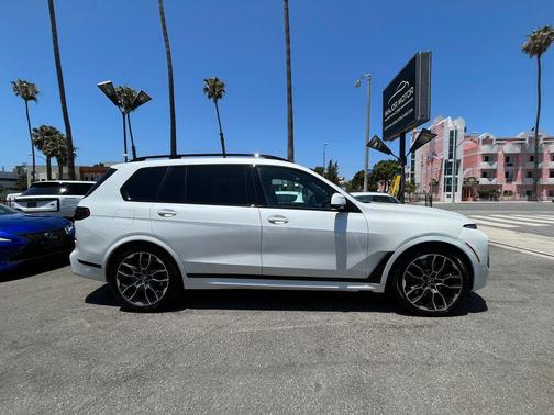Mineral White Metallic 2024 BMW X7 xDrive40i