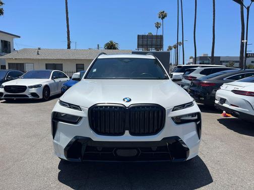 Mineral White Metallic 2024 BMW X7 xDrive40i