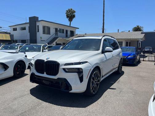 Mineral White Metallic 2024 BMW X7 xDrive40i