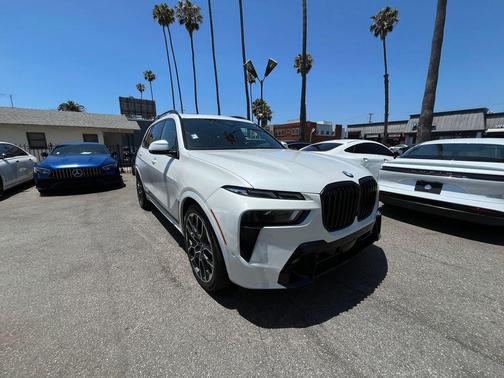 Mineral White Metallic 2024 BMW X7 xDrive40i