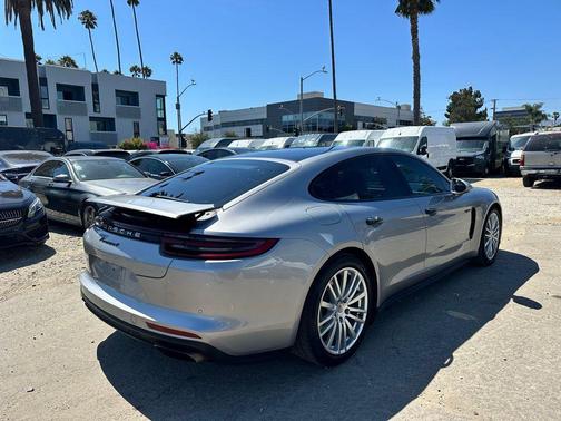 2018 Porsche Panamera 4