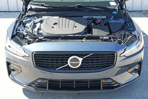 2024 Volvo S60 B5 Core Dark Theme