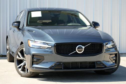 2024 Volvo S60 B5 Core Dark Theme
