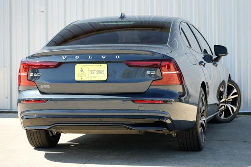 2024 Volvo S60 B5 Core Dark Theme