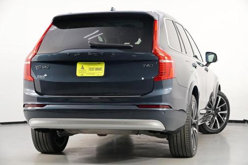 2022 Volvo XC90 T6 Momentum 7 Passenger