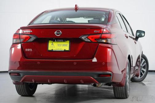 Scarlet Ember 2022 Nissan Versa 1.6 SV