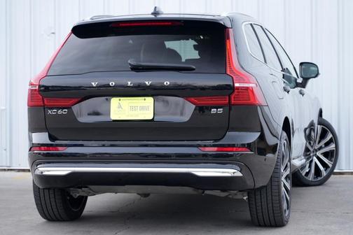 2023 Volvo XC60 B5 Ultimate Bright Theme