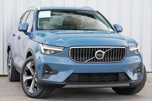 2023 Volvo XC40 B5 Ultimate Bright Theme