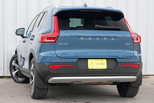 2023 Volvo XC40 B5 Ultimate Bright Theme