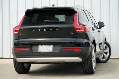 2022 Volvo XC40 T4 Momentum