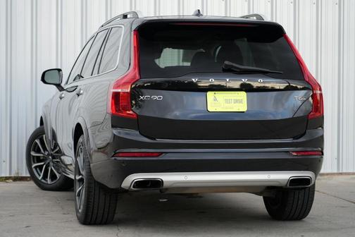 2016 Volvo XC90 T6 Momentum