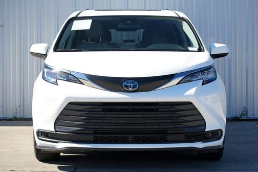 2023 Toyota Sienna LE
