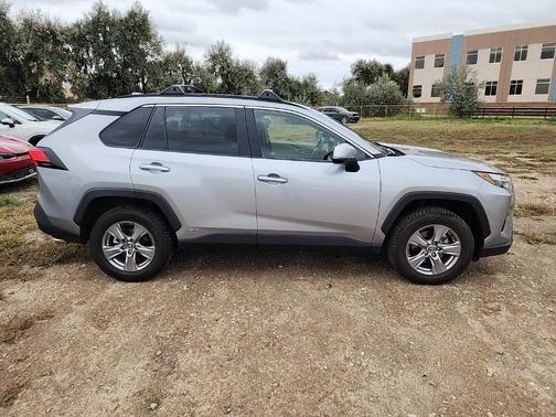 2022 Toyota RAV4 Hybrid XLE