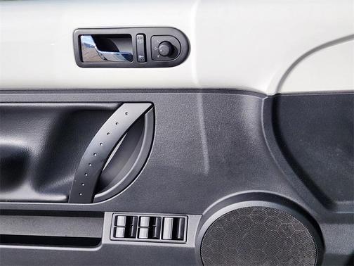 2009 Volkswagen New Beetle S