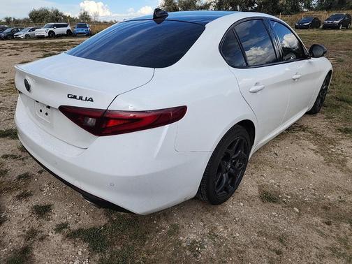 2021 Alfa Romeo Giulia Base