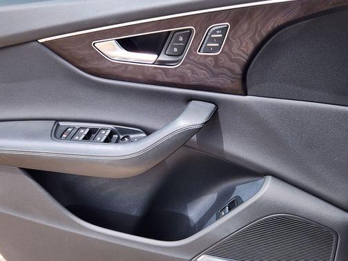 Glacier White Metallic 2022 Audi Q8 55 Prestige