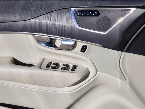 2020 Volvo XC90 T5 Momentum