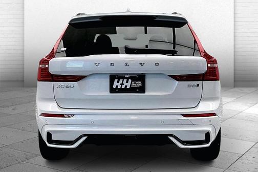 2023 Volvo XC60 B6 Ultimate Dark Theme