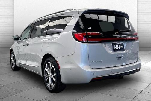 Silver Mist Clearcoat 2024 Chrysler Pacifica Pinnacle