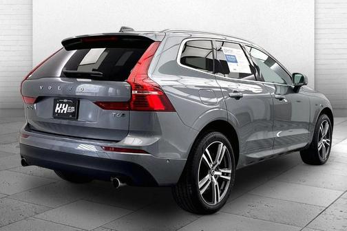 Gray Metallic 2018 Volvo XC60 T6 Momentum