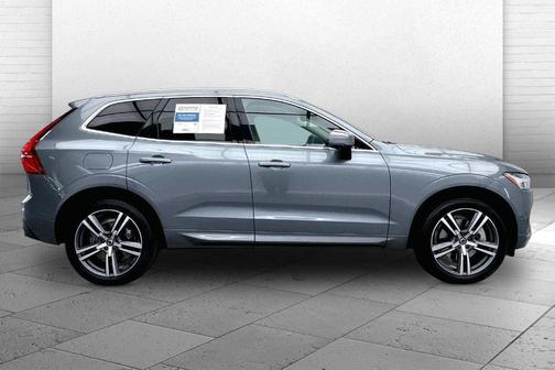 Gray Metallic 2018 Volvo XC60 T6 Momentum