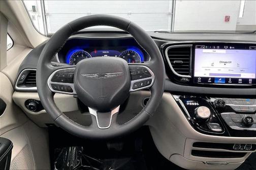 2023 Chrysler Pacifica Touring-L