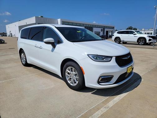 2023 Chrysler Pacifica Touring-L
