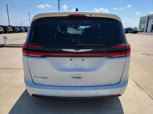 2023 Chrysler Pacifica Touring-L
