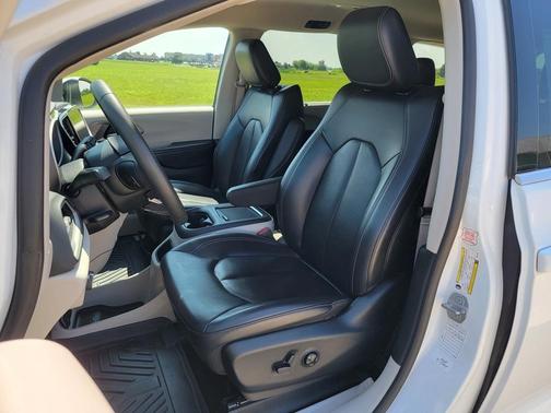 2023 Chrysler Pacifica Touring-L