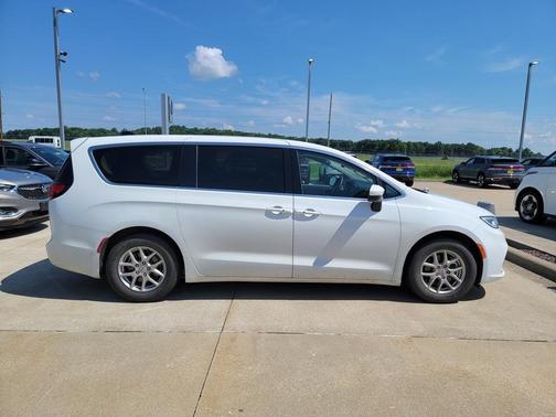 2023 Chrysler Pacifica Touring-L