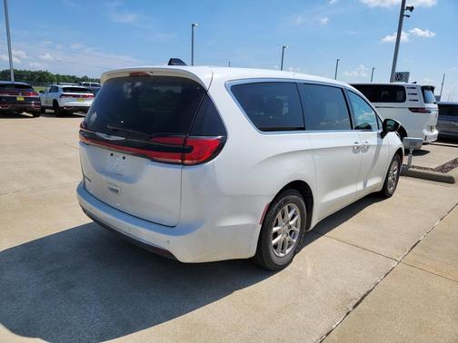2023 Chrysler Pacifica Touring-L