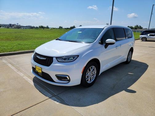 2023 Chrysler Pacifica Touring-L