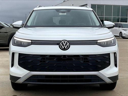 Pure White 2026 Volkswagen Tiguan 2.0T SE