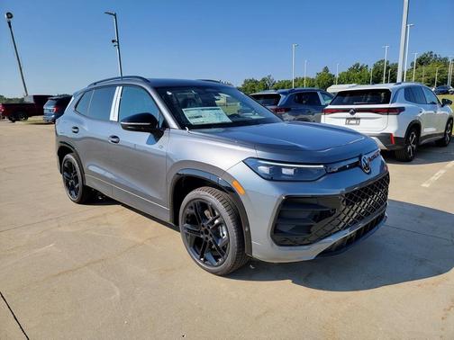 2025 Volkswagen Tiguan 2.0T SE R-Line Black