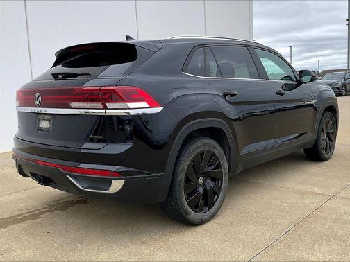 Deep Black Pearl Effect 2024 Volkswagen Atlas Cross Sport 2.0T SE w/Technology