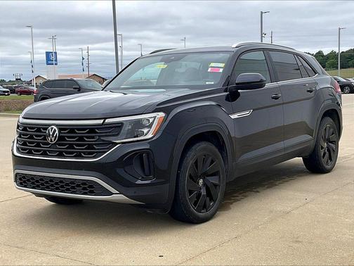 Deep Black Pearl Effect 2024 Volkswagen Atlas Cross Sport 2.0T SE w/Technology