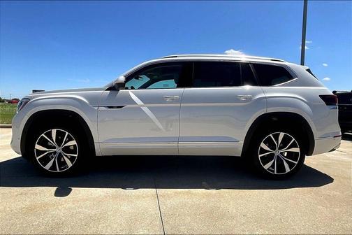 Opal White Pearl 2026 Volkswagen Atlas 2.0T SEL Premium R-Line