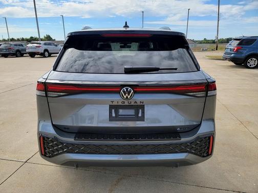 2025 Volkswagen Tiguan 2.0T SE R-Line Black
