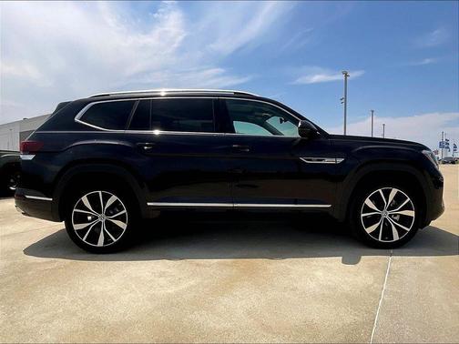 Deep Black Pearl Effect 2024 Volkswagen Atlas 2.0T SEL Premium R-Line