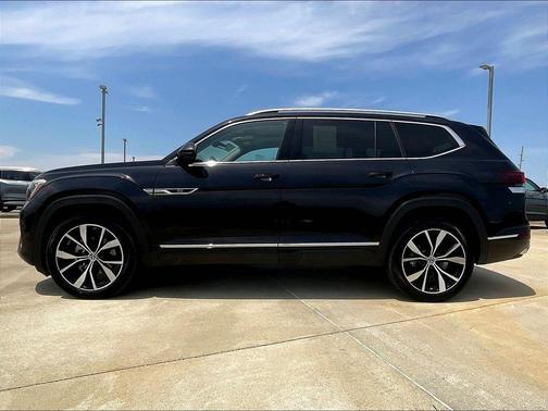 Deep Black Pearl Effect 2024 Volkswagen Atlas 2.0T SEL Premium R-Line