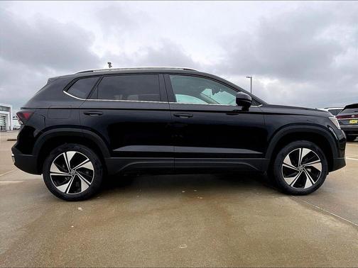 Deep Black Pearl 2026 Volkswagen Taos 1.5T SE