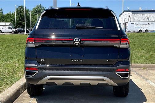 Deep Black 2026 Volkswagen Taos 1.5T SE